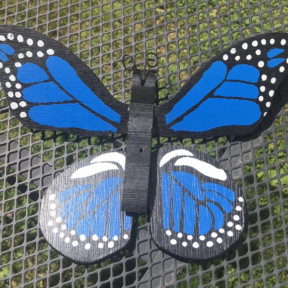 Small wooden outdoor butterfly - Picture 1 of 6